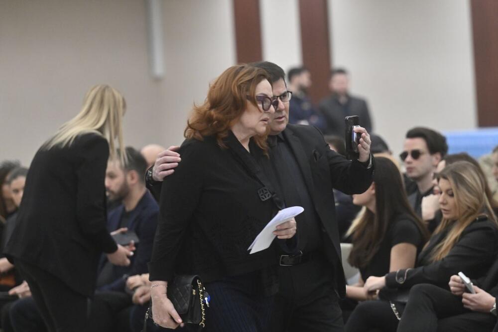 <p>Prvog marta javnost je pogodila vest o smrti jednog od najuticajnijih ljudi u muzičkoj istoriji Balkana. Danas se održava komemoracija u njegovu čast, nakon čega sledi sahrana.</p>