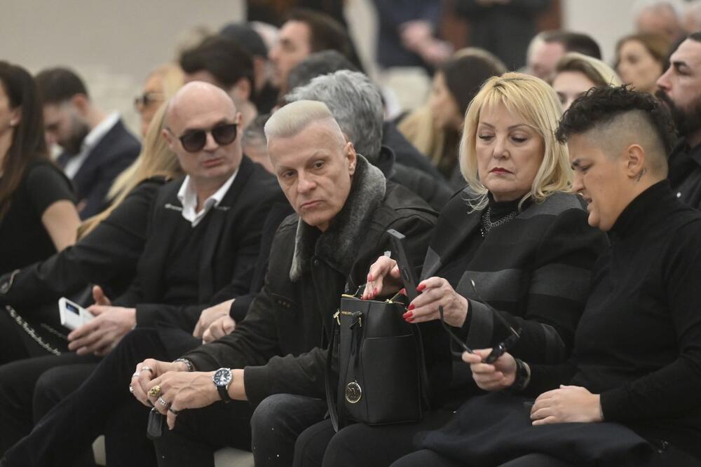 <p>Prvog marta javnost je pogodila vest o smrti jednog od najuticajnijih ljudi u muzičkoj istoriji Balkana. Danas se održava komemoracija u njegovu čast, nakon čega sledi sahrana.</p>