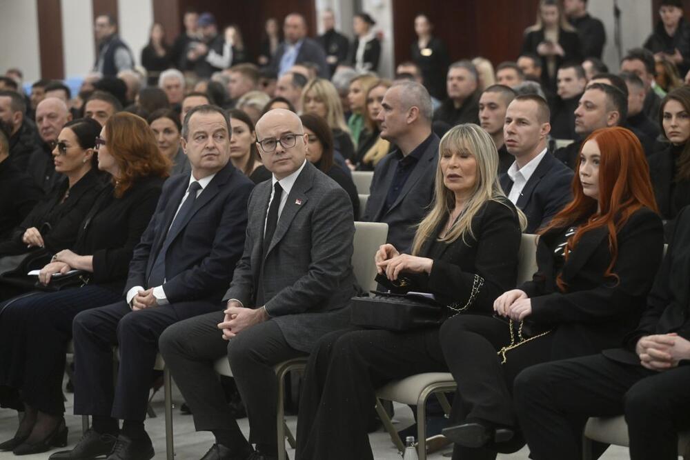 <p>Prvog marta javnost je pogodila vest o smrti jednog od najuticajnijih ljudi u muzičkoj istoriji Balkana. Danas se održava komemoracija u njegovu čast, nakon čega sledi sahrana.</p>