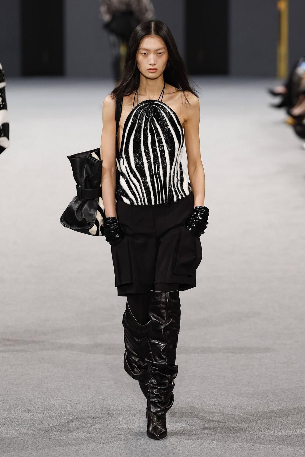 Preko elegantnih topova bez rukava