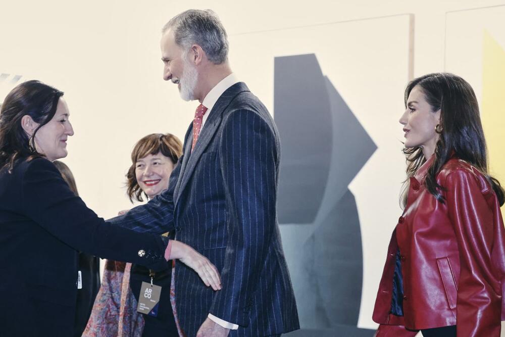 U pitanju je trendi kožna jakna u jarkocrvenoj nijansi