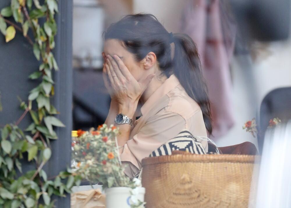 Rejčel Vajs je uvek na meti paparaca, ali nju nećete videti kako radi bilo šta problematično