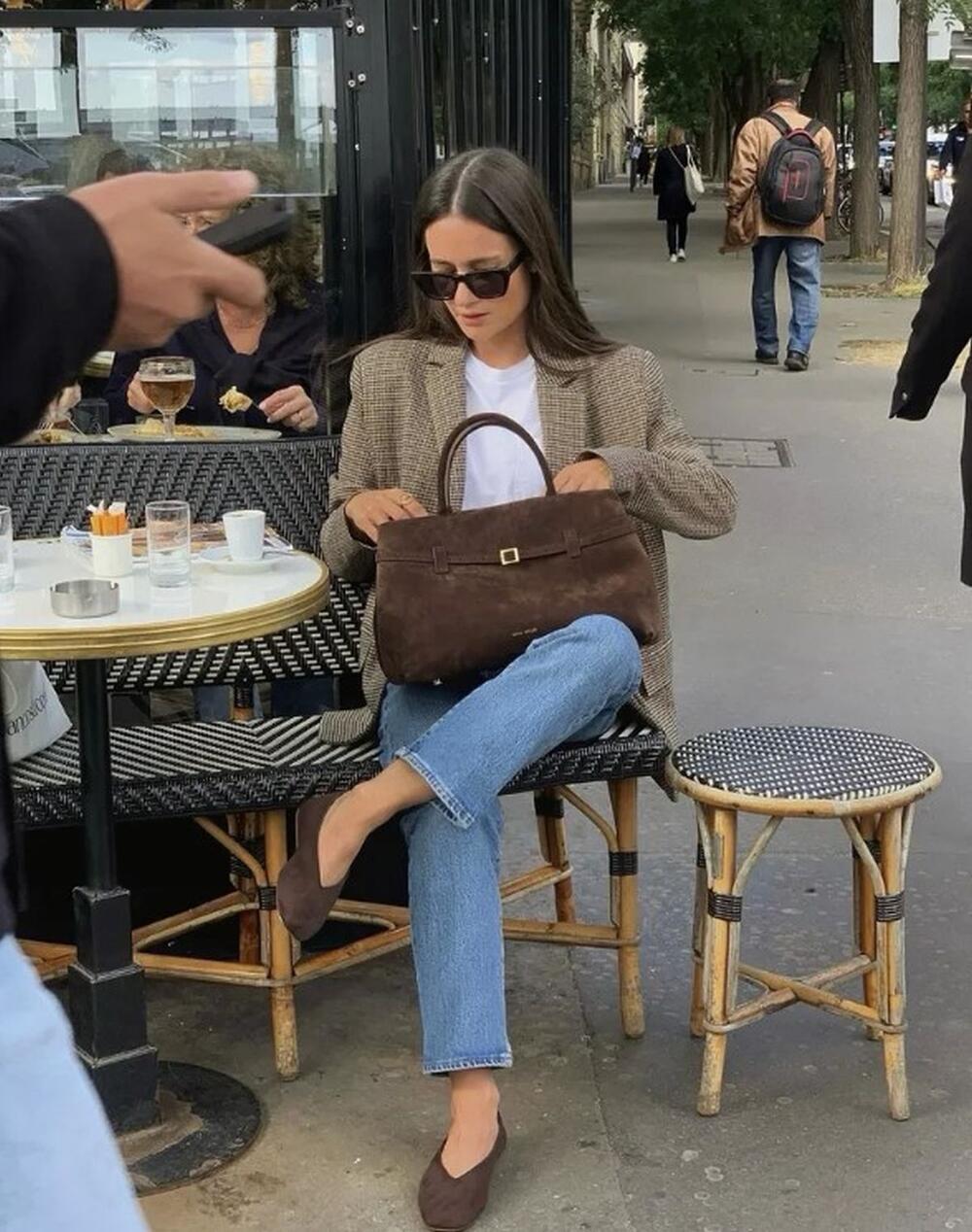 Braon baletanke od prevrnute kože u kombinaciji s antilop tašnom