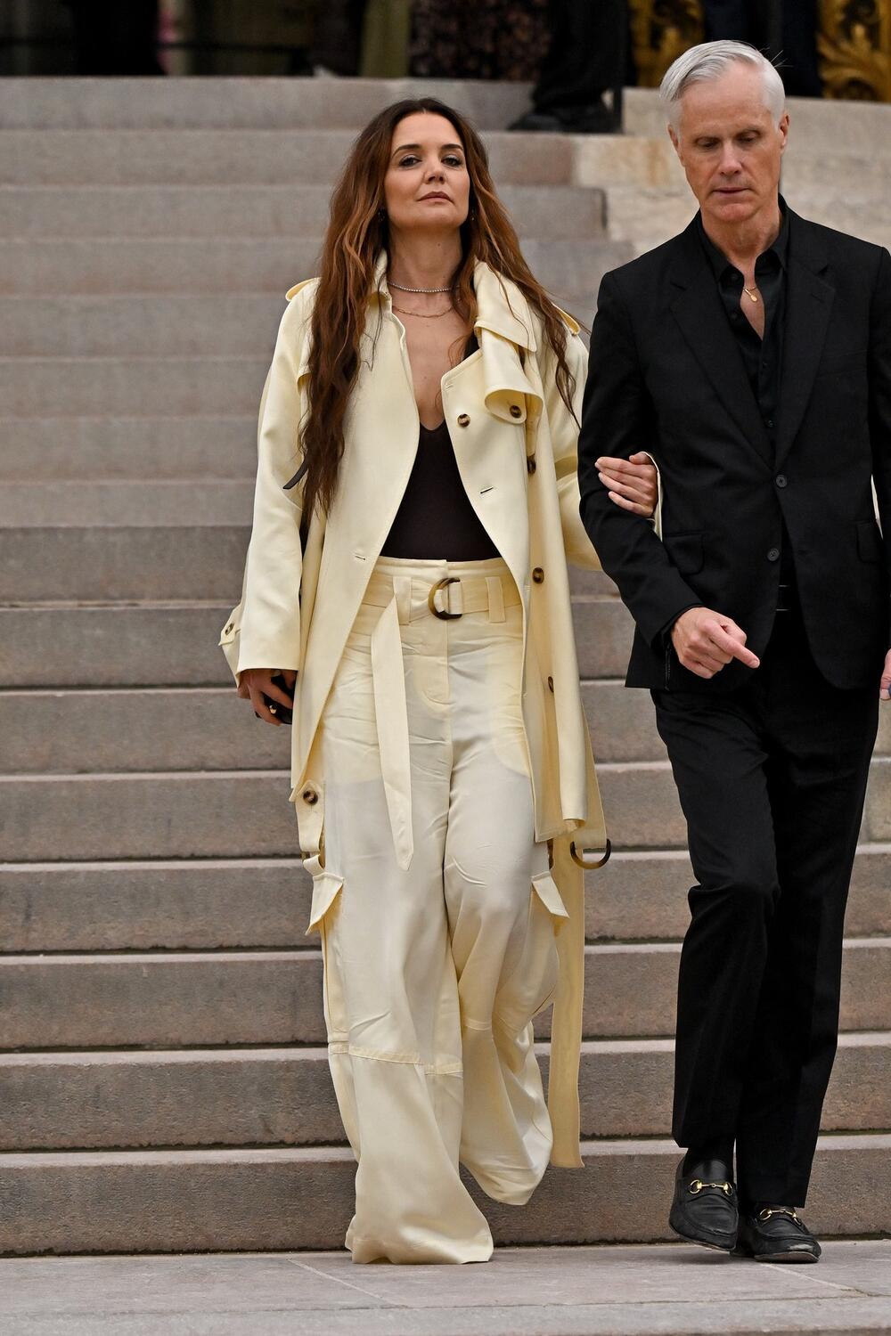 Kejti Holms pred reviju modne kuće Zimmermann na Nedelji mode u Parizu.