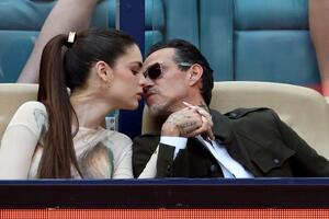 Poznati pevač u 58. godini čeka OSMO dete: On i njegova 31 godinu mlađa supruga lepe vesti su podelili na predivan način