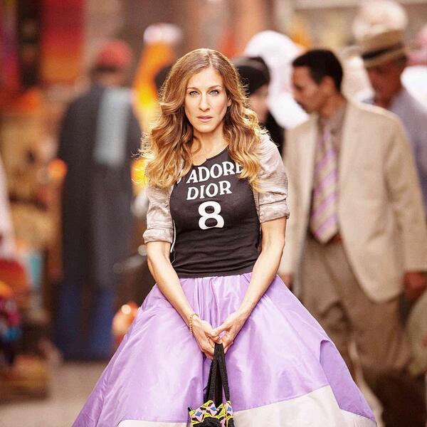 Seksi, smelo i potpuno otkačeno! 9 modnih izdanja Keri Bredšo koje ne možete da zaboravite (čak i da hoćete)