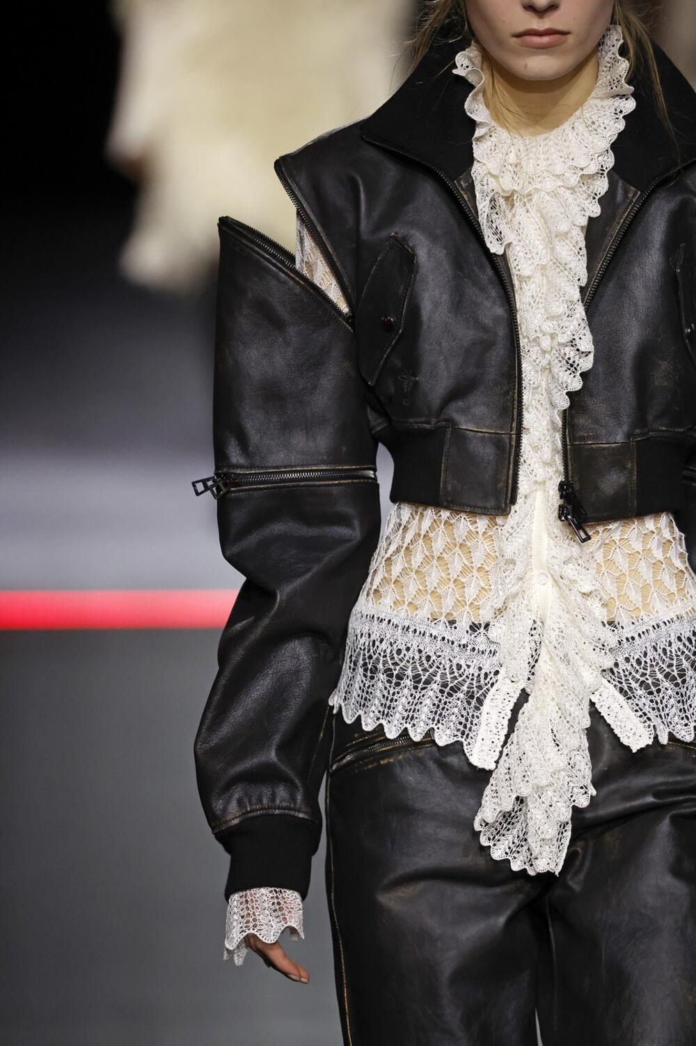 Dior look na AW25 reviji u Parizu