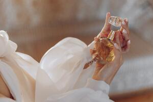 Nenapadni, nežni i za žene sa stilom: 5 suptilnih, nevrištećih parfema koji deluju kao magnet