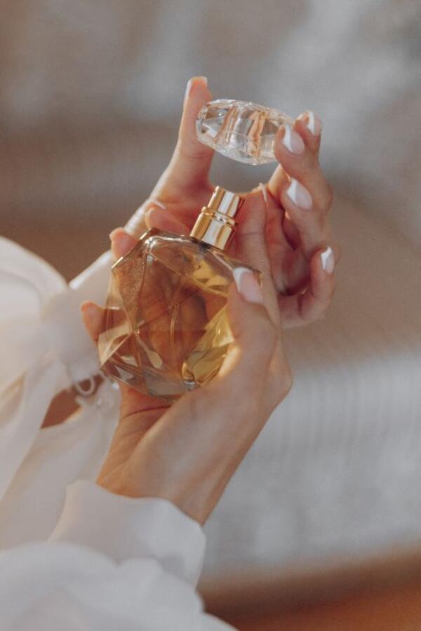Ako želite da mirišete čisto, otmeno i trendi, nema boljih: 5 parfema s notama čaja kojima je teško odoleti