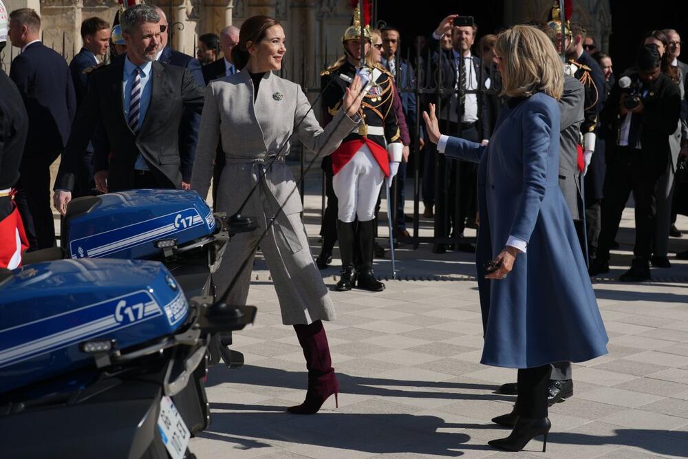 Danska kraljica Meri je za posetu Parizu odabrala laneni komplet brenda Mark Kenly, koji čine sako na preklop i kilote.