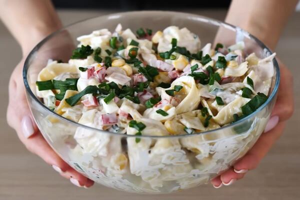 Zasitna, kremasta i puna vitamina, a sa malo kalorija: Najlepša letnja salata koja puca od proteina