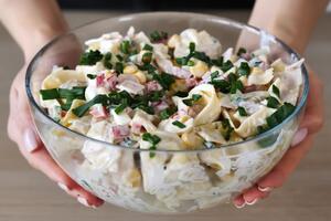 Zasitna, kremasta i puna vitamina, a sa malo kalorija: Najlepša letnja salata koja puca od proteina