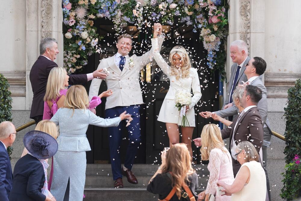 Voditeljka Eli Kostelo nosila je na svom venčanju sako-haljinu mini-dužine