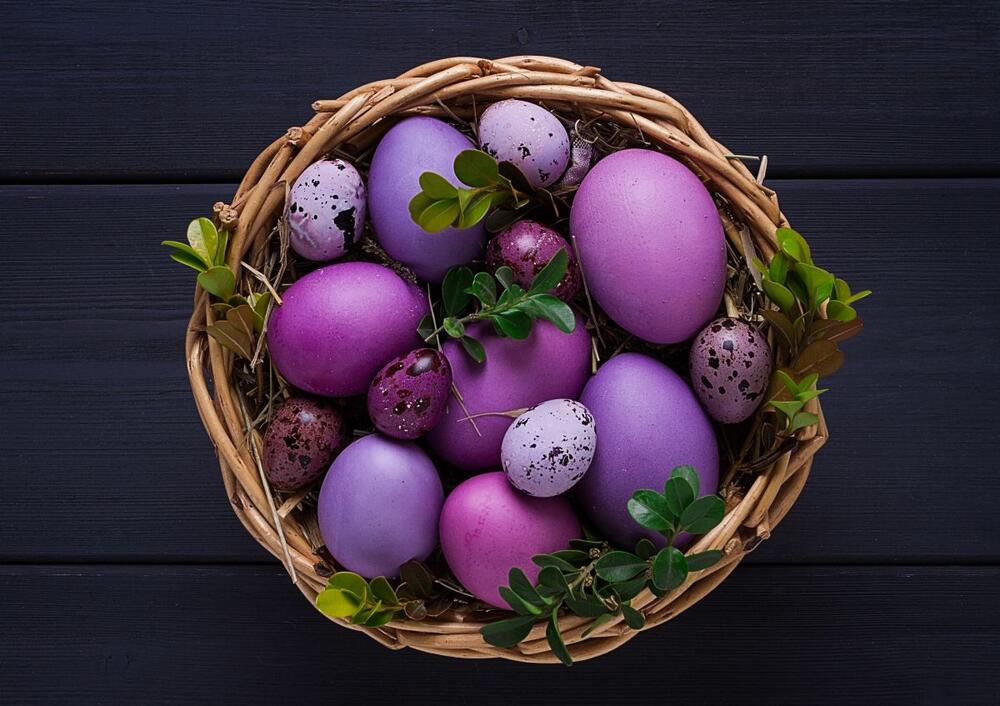Ljubičasta uskršnja jaja u raznim nijansama