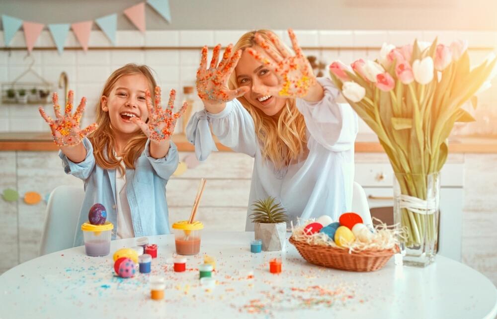 TRIK ZA UKLANJANJE FARBE SA KOŽE RUKU NAKON BOJENJA JAJA 