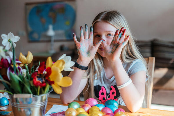Šta ako su vam fleke od farbanja jaja? 3 supersaveta za uklanjanje boje sa kože prstiju i tkanine