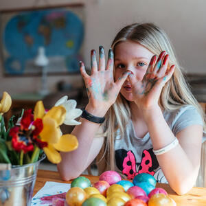 Šta ako su vam fleke od farbanja jaja? 3 supersaveta za uklanjanje boje sa kože prstiju i tkanine