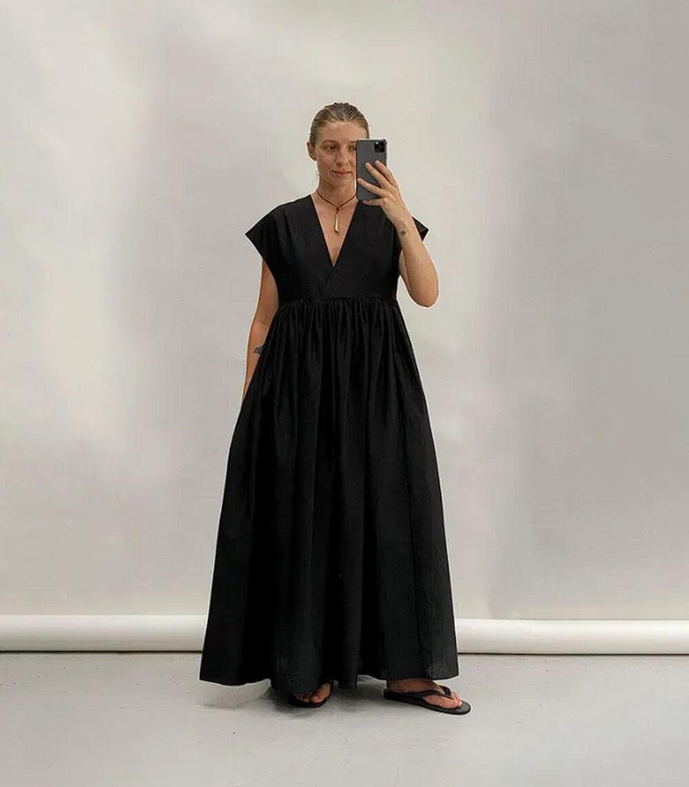 Crna haljina uz japanke - ultimativni letnji look za svaki dan