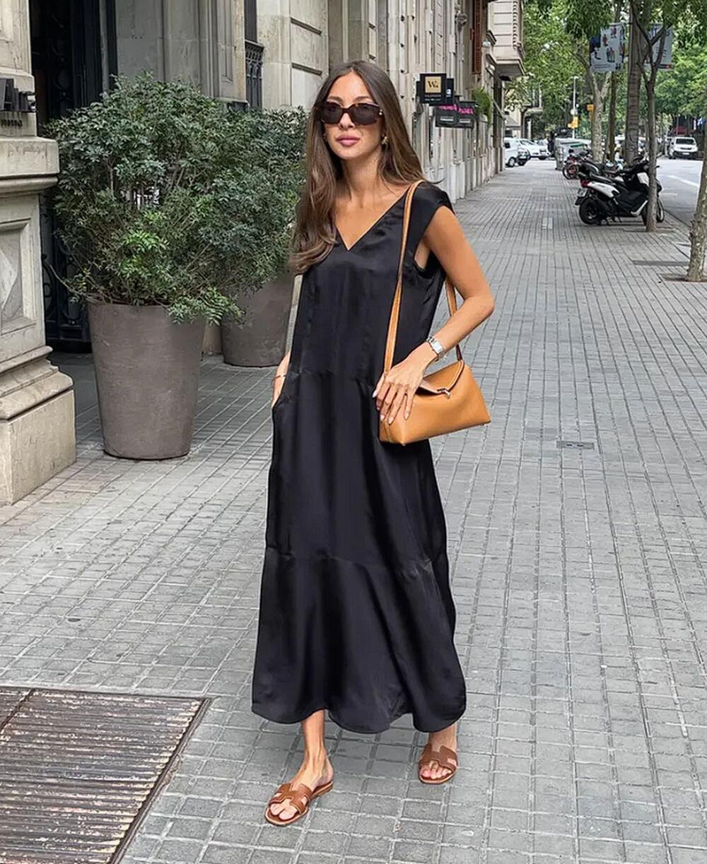 Crna haljina s V-izrezom i braon Hermes papuče