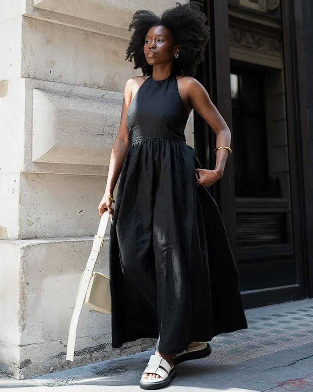 Crna haljina s belom tašnom i sandalama