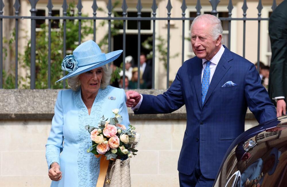 Kraljica Kamila i kralj Čarls ispred Kapele Sv.  Đorđa u Vindzoru na Uskrs