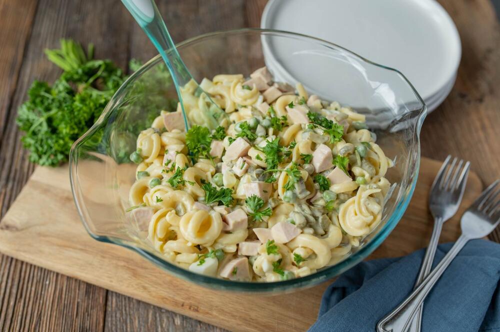 Salata s testeninom, jajima i začinskim biljem