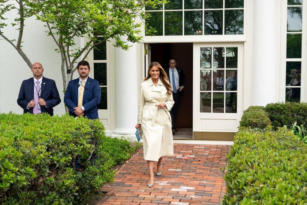 <p>Melanija sa razlogom slovi za najbolje odevenu prvu damu svih vremena, a njen izbor prolećnih mantila pružiće vam pravu inspiraciju!</p>