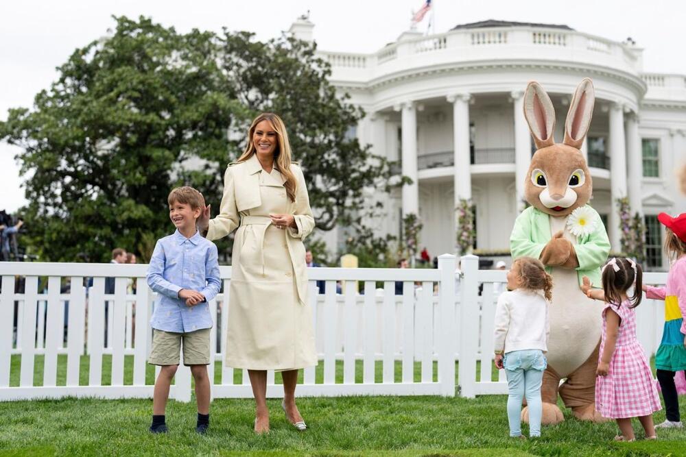 <p>Melanija sa razlogom slovi za najbolje odevenu prvu damu svih vremena, a njen izbor prolećnih mantila pružiće vam pravu inspiraciju!</p>