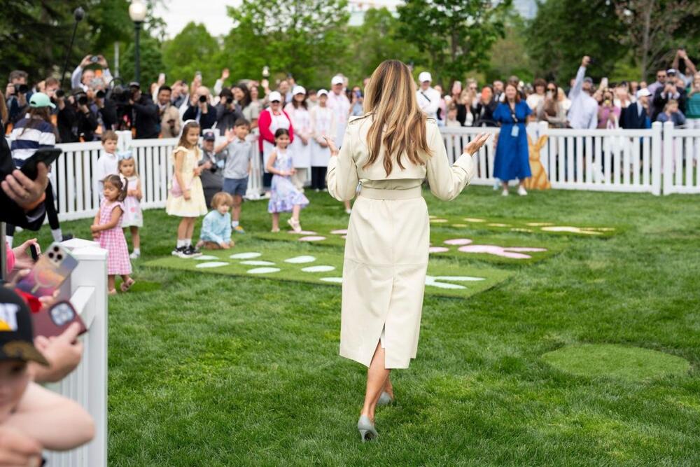 <p>Melanija sa razlogom slovi za najbolje odevenu prvu damu svih vremena, a njen izbor prolećnih mantila pružiće vam pravu inspiraciju!</p>
