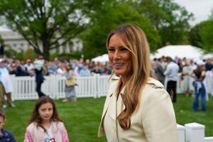 Najlepši prolećni mantil nosi – Melanija Tramp: Laska figuri, prava je oda ženstvenosti & odmah ćete poželeti isti takav