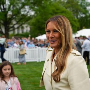 Najlepši prolećni mantil nosi – Melanija Tramp: Laska figuri, prava je oda ženstvenosti & odmah ćete poželeti isti takav