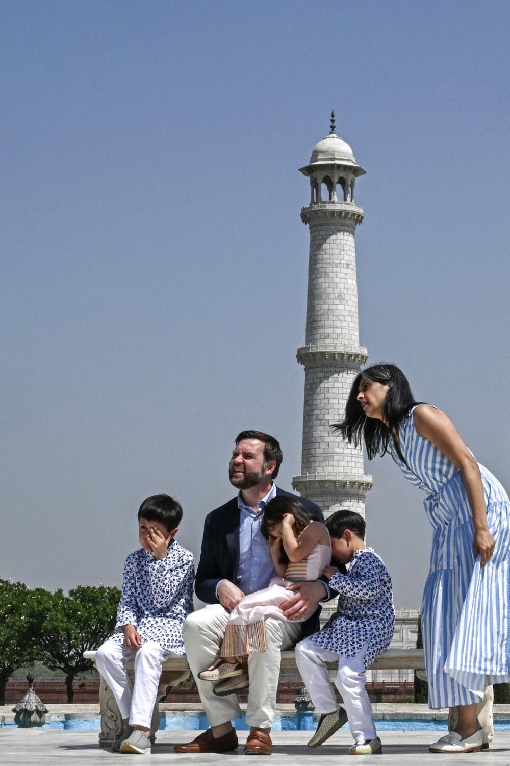 Uša Vens je kombinovala plavo-belu haljinu s ravnim belim mokasinama