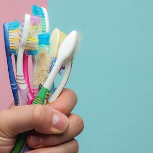 Razbacane četkice i mrlje od paste? Organizujte na praktičan način!
