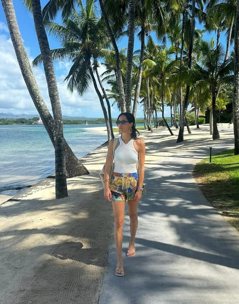 <p>Bivša teniserka Ana Ivanović ovog leta niže nepogrešive modne kombinacije, koje su stvorene za plažu, šetnju sa drugaricama, ali i za noćne varijante. Lepa Srpkinja obožava da nosi duge haljine sa golim leđima, ali ima i savršene dnevne, romantične kreacije. Koja vam se najviše dopada?</p>