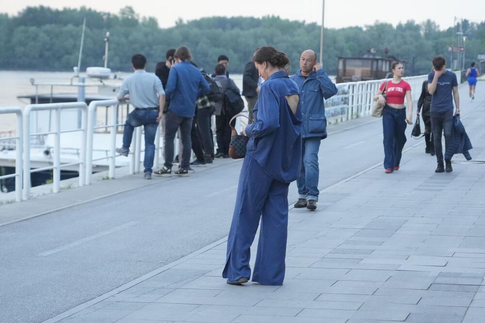 Teget komplet Milene Radulović s prorezom na košulji