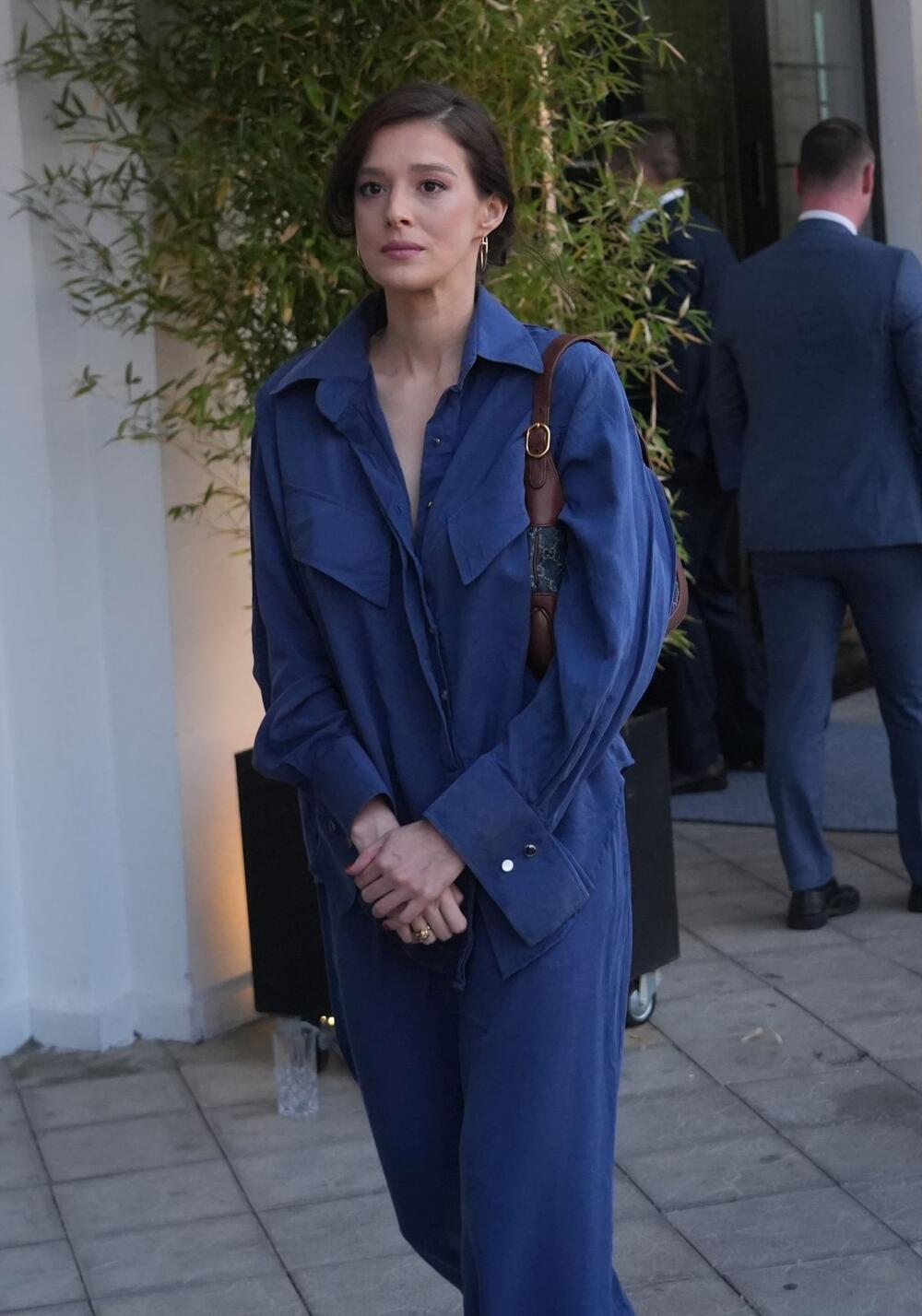 Teget komplet Milene Radulović s prorezom na košulji