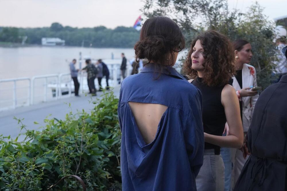 Teget komplet Milene Radulović s prorezom na košulji