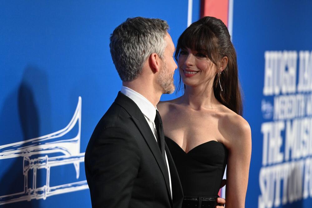 NAJLEPŠI PAR HOLIVUDA RAZMENJIVAO NEŽNOSTI NA CRVENOM TEPIHU 