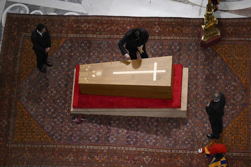 Telo pape Franje bilo je izloženo u Vatikanu kako bi mu vernici uputili poslednji pozdrav