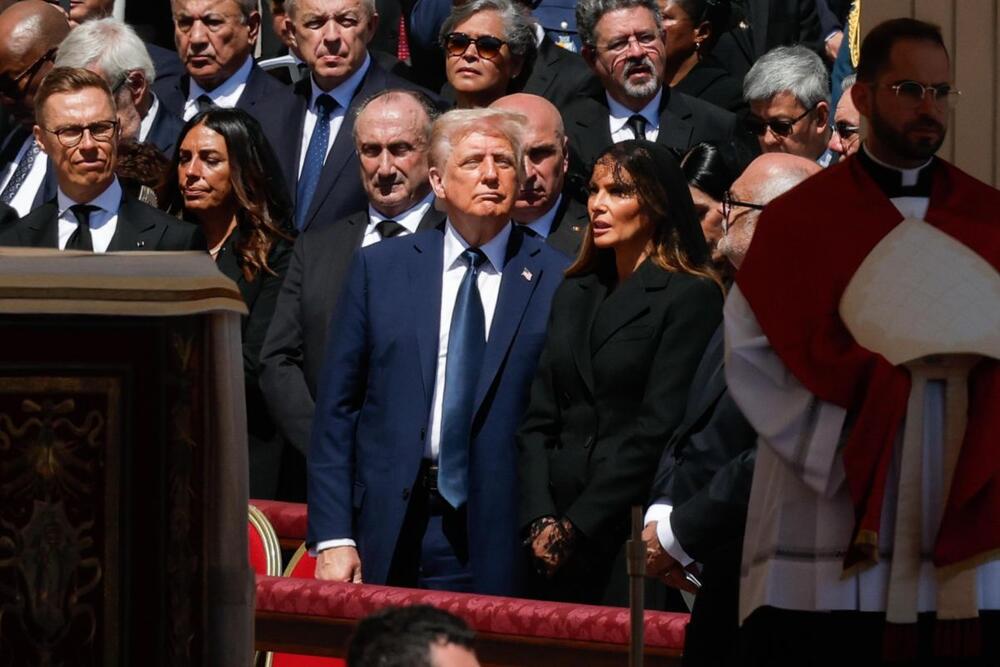 Dok je Melanija Tramp na sahrani pape Franje obučena u skladu s dres kodom, Donald Tramp je odabrao plavo odelo