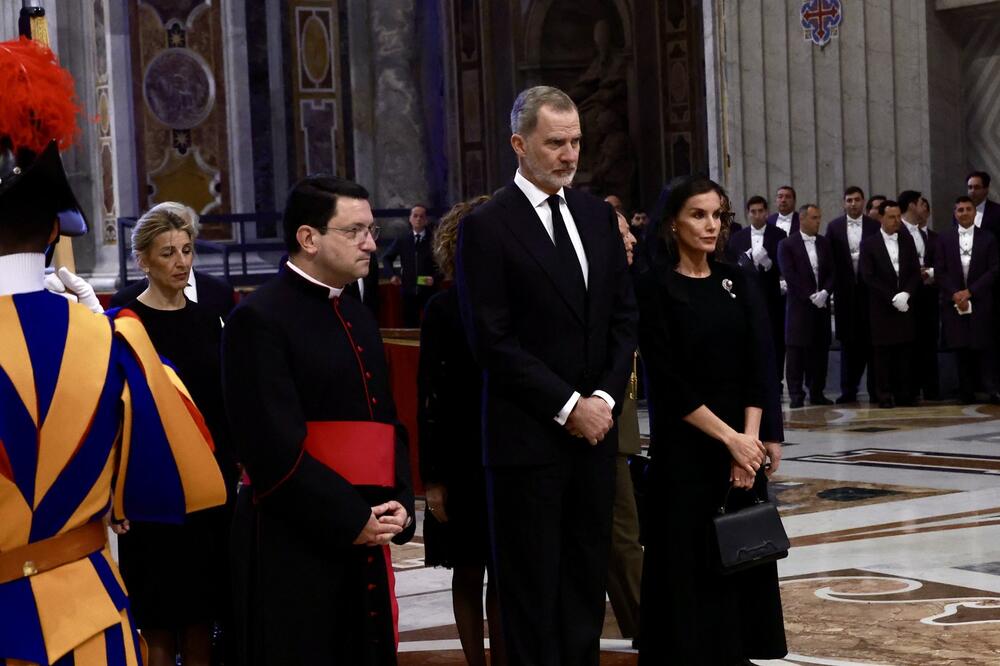 Španska kraljica Leticija i kralj Felipe VI na sahrani pape Franje