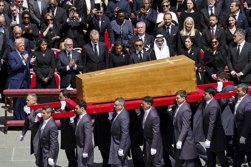 Predsednik Hrvatske Zoran Milanović i njegova supruga Sanja Musić Milanović bili su u prvom redu na sahrani pape Franje