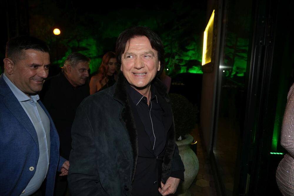 Pevač Zdravko Čolić sa suprugom Aleksandrom ima dve ćerke.