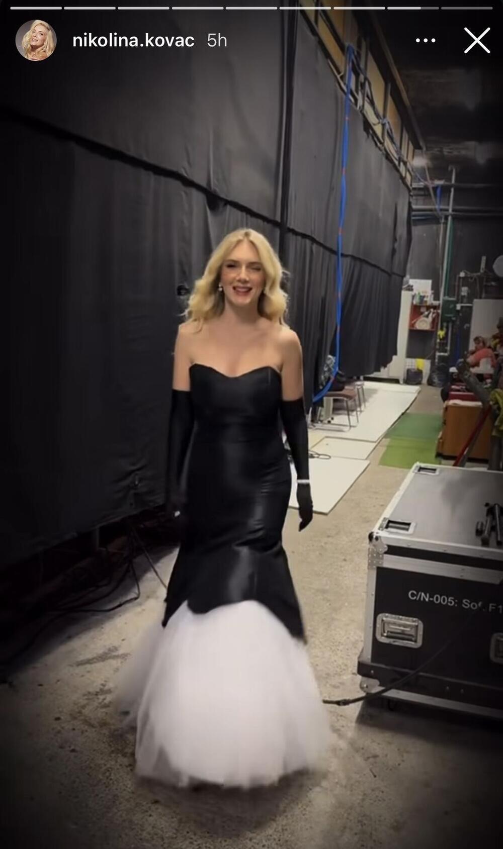 Crno-bela haljina Nikoline Kovač od crnog brokata i belog tila