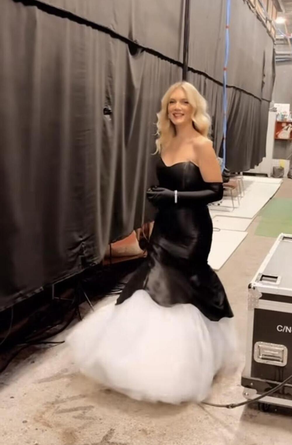 Crno-bela haljina Nikoline Kovač od crnog brokata i belog tila