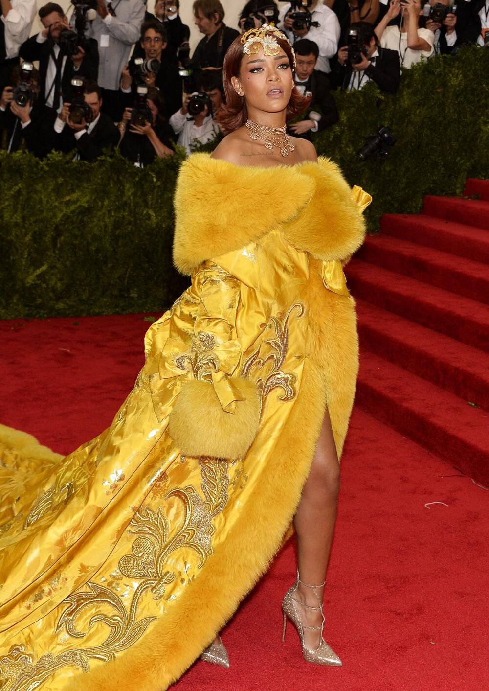 RIjana u haljini Guo Pei Paris na Met gali 2015. godine