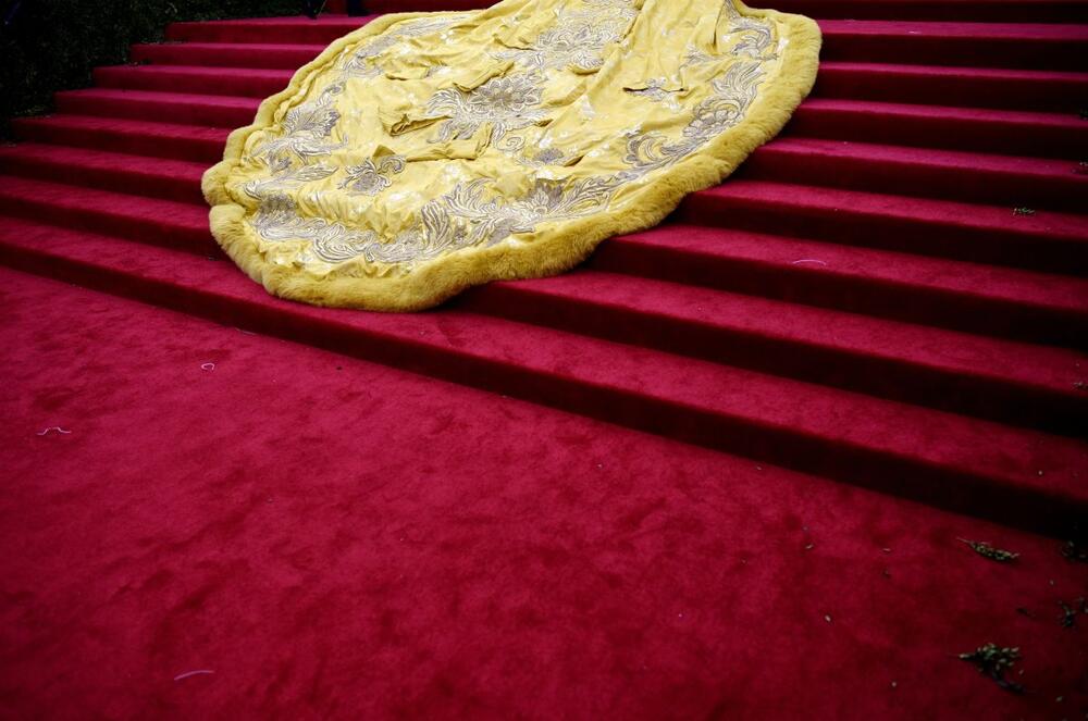 RIjana u haljini Guo Pei Paris na Met gali 2015. godine