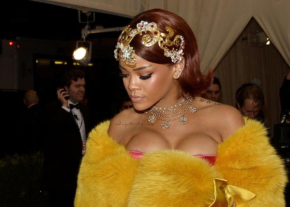 RIjana u haljini Guo Pei Paris na Met gali 2015. godine