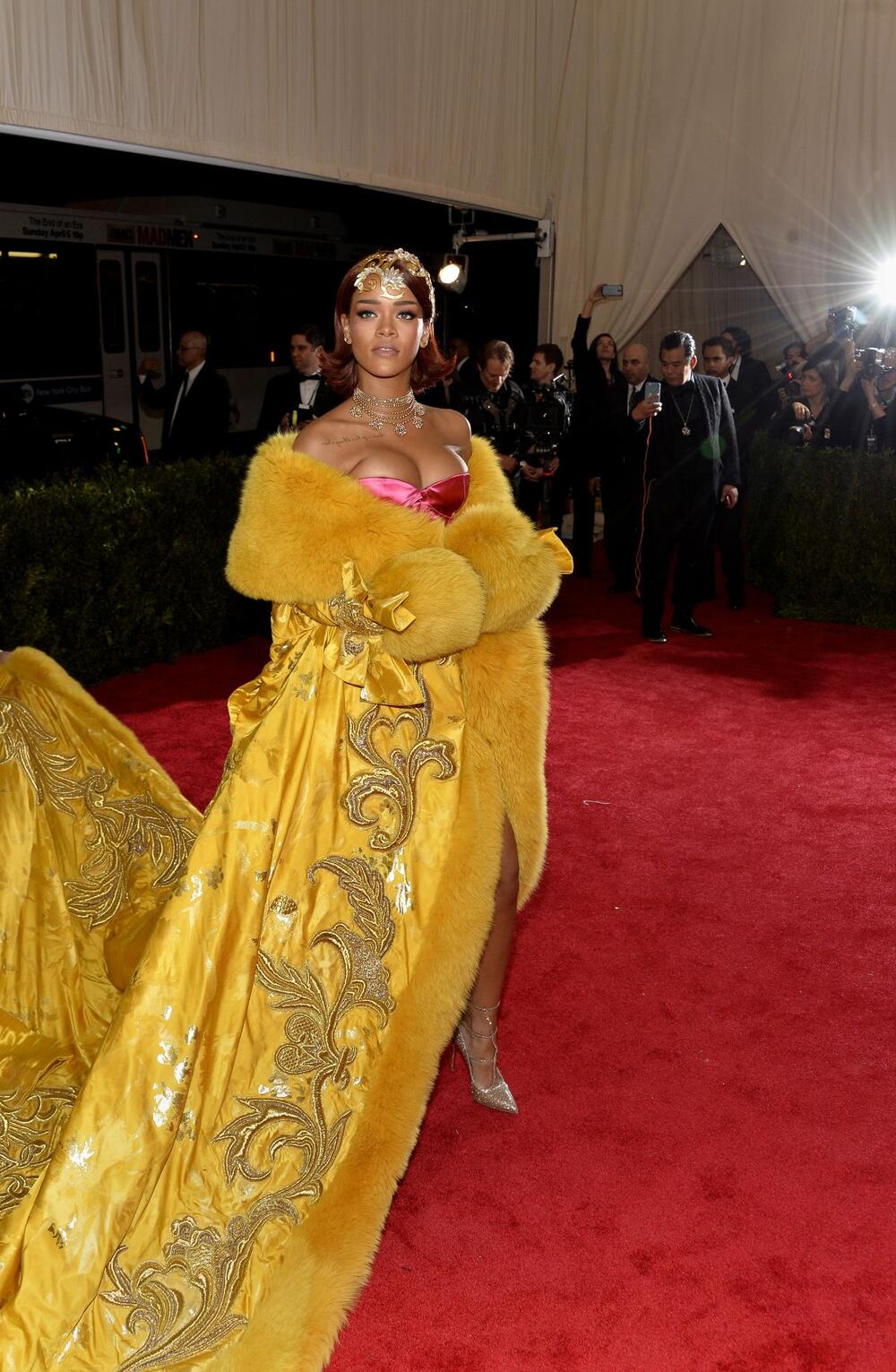 RIjana u haljini Guo Pei Paris na Met gali 2015. godine