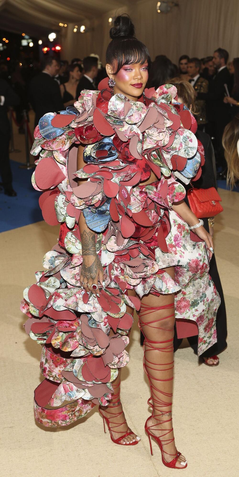 Rijana u haljini brenda <i> Comme des Garçons </i> 2017. godine